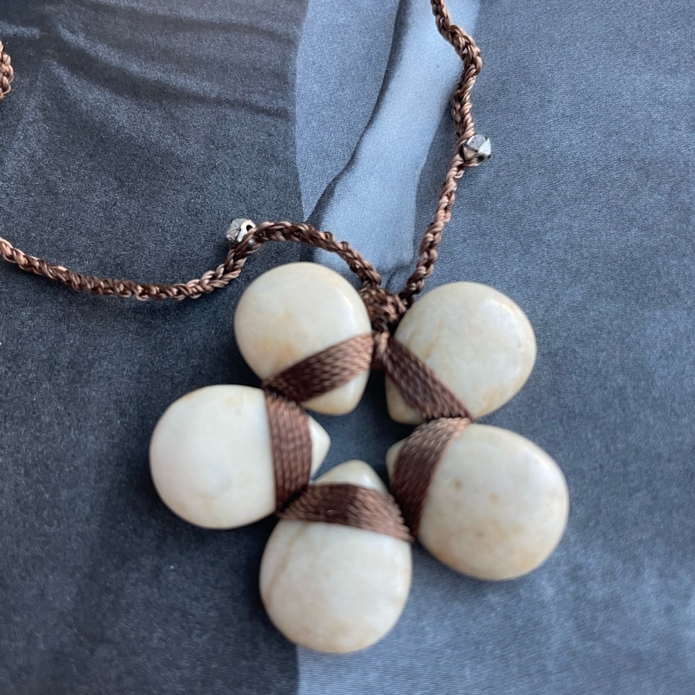 - statement necklace - Picture 2 of 3